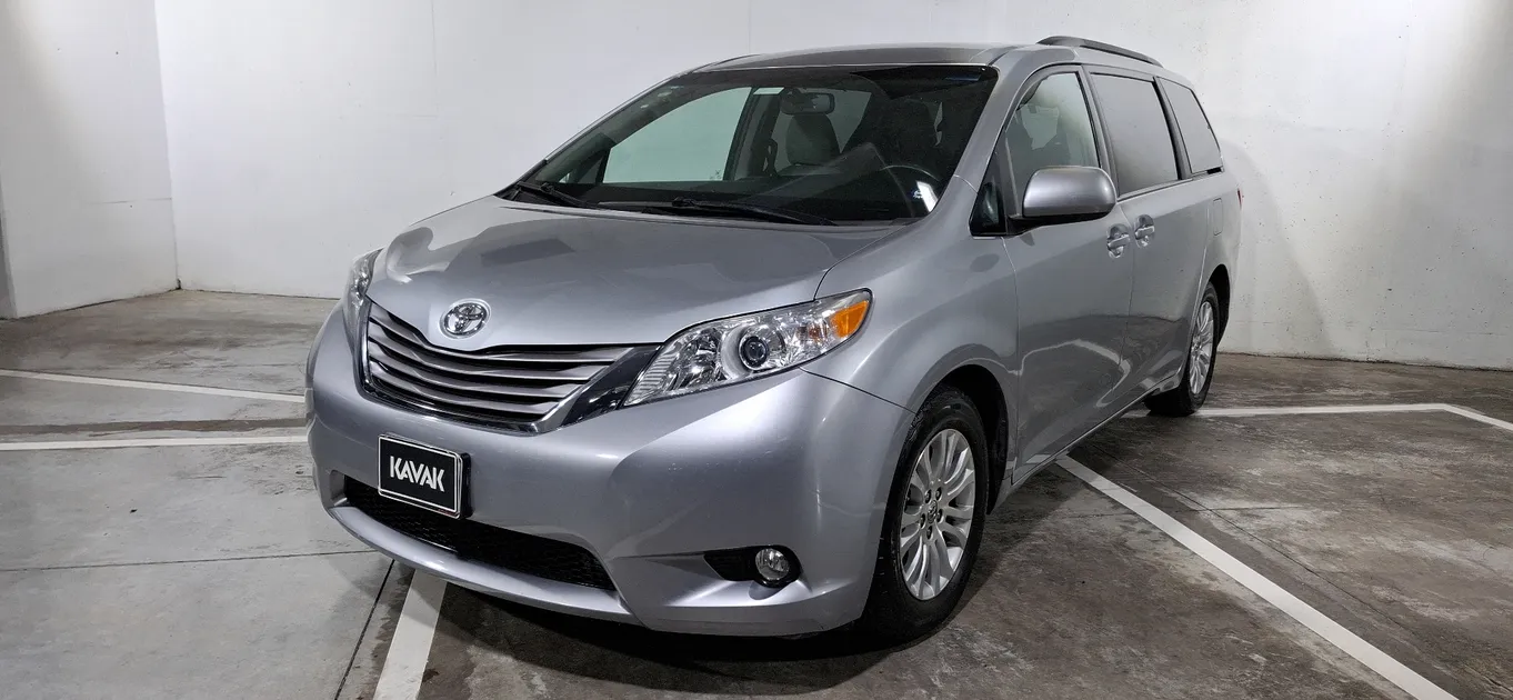 Toyota Sienna 3.5 XLE AT Minivan 2016
